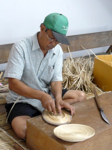 bamboo basket maker in San Kamphaeng